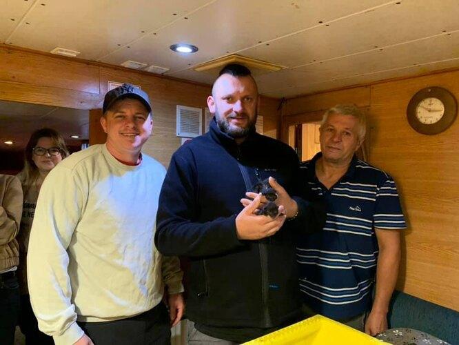 Рыбаки 4 дня боролись за жизнь новорожденных котят с помощью сахара